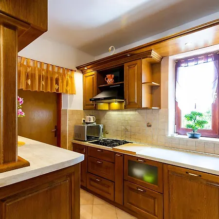 Beautiful Fratta With Garden In Tar Frata